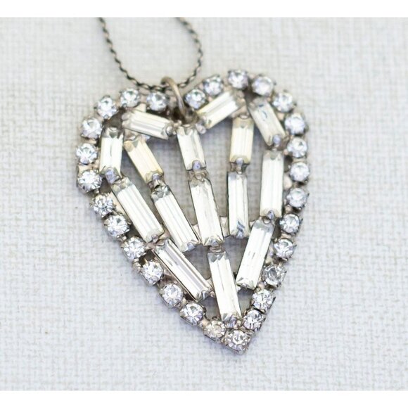 Jewelry - 19 inch, Vintage Lovely Heart Pendant Silver Tone Necklace - J1